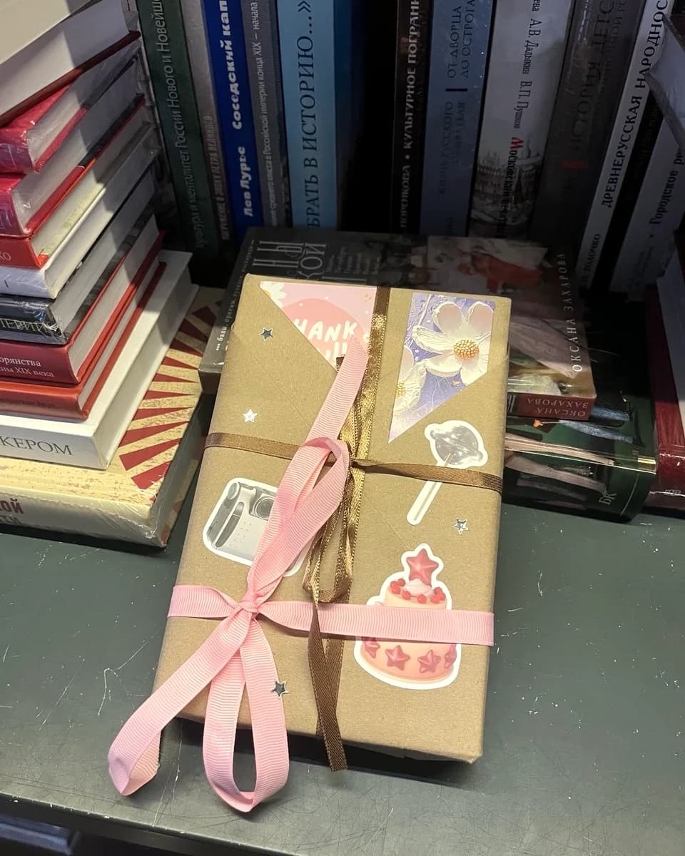 Книга вслепую на прилавке книжного магазина